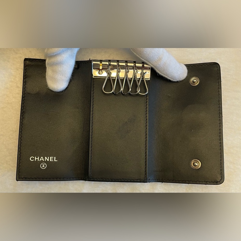 CHANEL Authentic Vintage Black Patent Leather Key Holder w/ Silver Logo - Picture 3 of 13